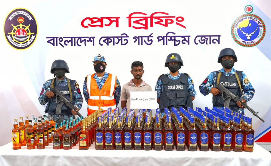 মোংলায় কোস্টগার্ডের অভিযানে বিদেশি মদসহ মাদক পাচারকারী আটক