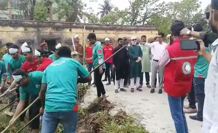 পিরোজপুরে ডেঙ্গু প্রতিরোধে জেলা প্রশাসনের সমন্বিত পরিচ্ছন্নতা অভিযান