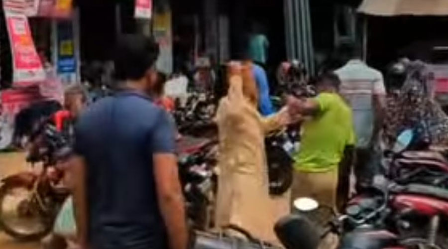 বাগমারায় চাল নিতে এসে সাবেক মেয়র রাজ্জাকের মারধরের শিকার অসহায় ব্যক্তি