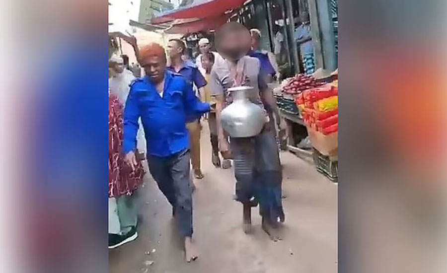 মাংস খেতে চাওয়ায় বৃদ্ধ মাকে মারধর, কলসি গলায় ঝুলিয়ে বাজারে ঘোরানো হলো ছেলেকে