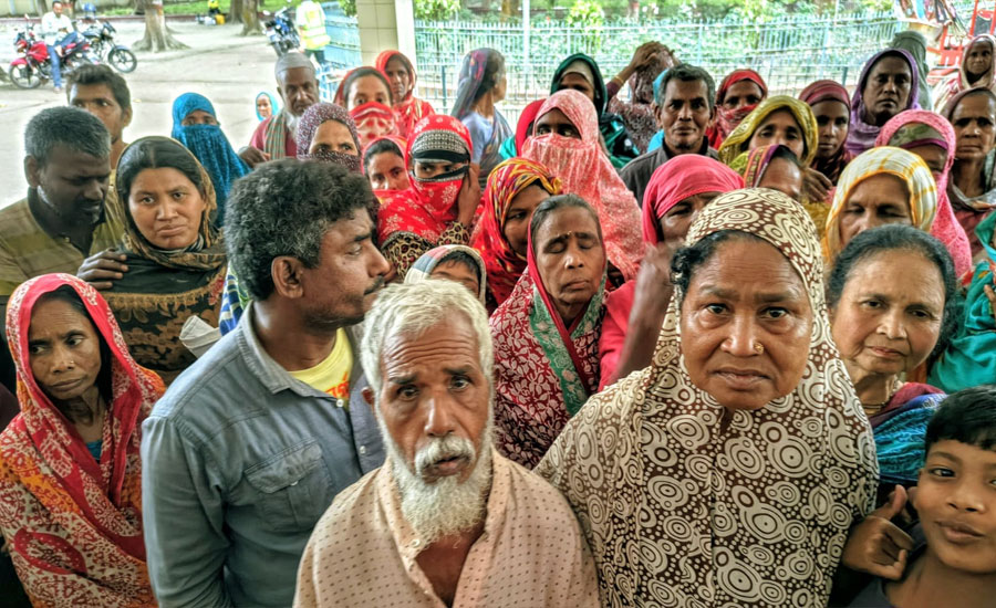 কুড়িগ্রামে ভিজিএফ কার্ড বিতরণে দলীয় দখলদারি: খাদ্যের দাবিতে ডিসি কার্যালয়ে দরিদ্রদের অবস্থান