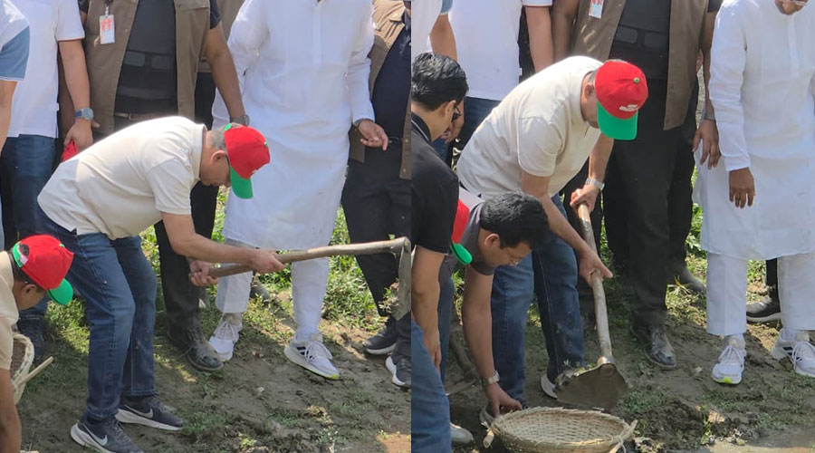 বাবার মতো কোদাল দিয়ে মাটি কেটে খাল খনন কর্মসূচির উদ্বোধন করলেন প্রধানমন্ত্রী