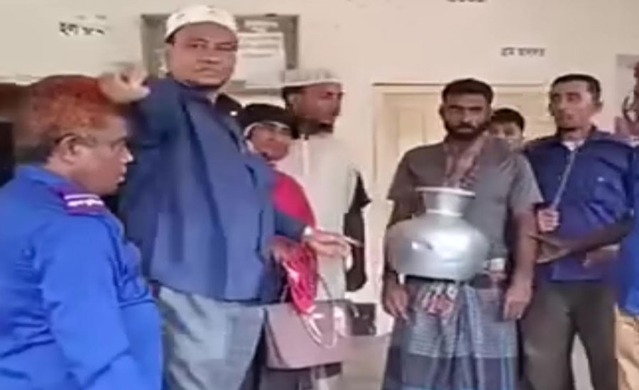 সেনবাগে মাকে মারধর করায় ছেলের গলায় কলস চেয়ারম্যানের ’ব্যতিক্রমী’ সাজা