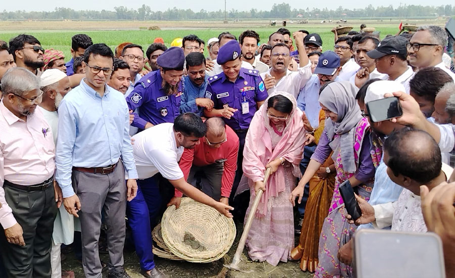 দৌলতপুরে খাল খননের শুভ উদ্বোধন করলেন-বেসকারি বিমান ও পর্যটন মন্ত্রী: আফরোজা খানম রিতা