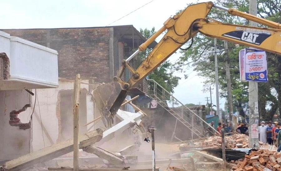 দুর্গাপুরে খালের ওপর অবৈধ ৩৫টি স্থাপনা গুঁড়িয়ে দিল প্রশাসন