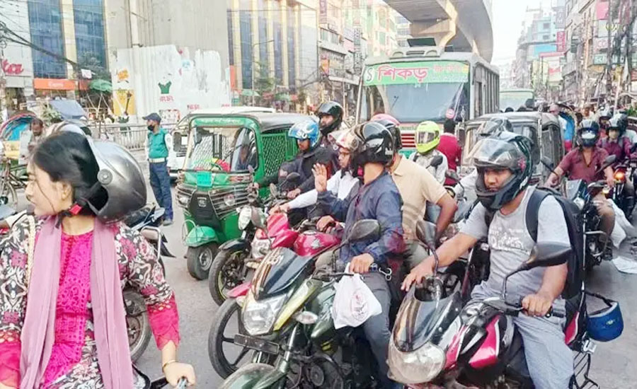 অফিস শেষে ঢাকা ছাড়ছেন অনেকে, পথে পথে তীব্র যানজট