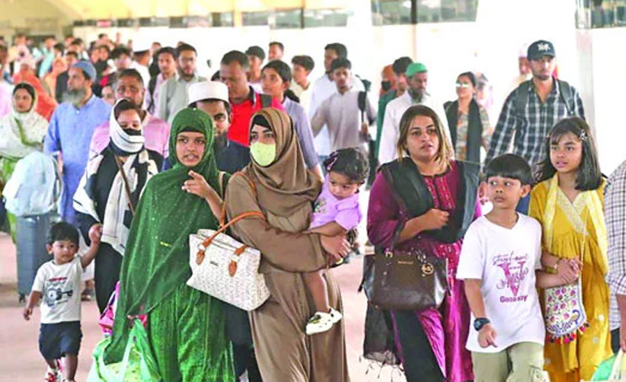 ঈদযাত্রায় ঘরমুখো মানুষের ঢল