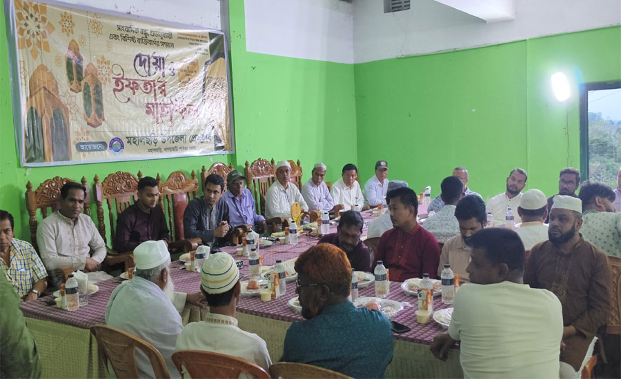 মহালছড়িতে প্রেসক্লাবের আয়োজনে ইফতার মাহফিল, সম্মাননা পেলেন সভাপতি দীপক সেন