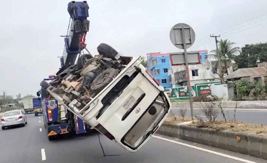 মাইক্রোবাসের সিলিন্ডার বিস্ফোরণে চালকসহ নিহত ৩