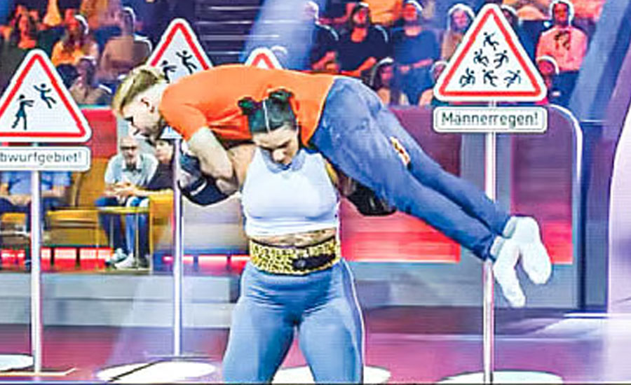 কাঁধে তুলে ৩৭ সেকেন্ডে ১০ পুরুষকে ছুড়লেন এক নারী