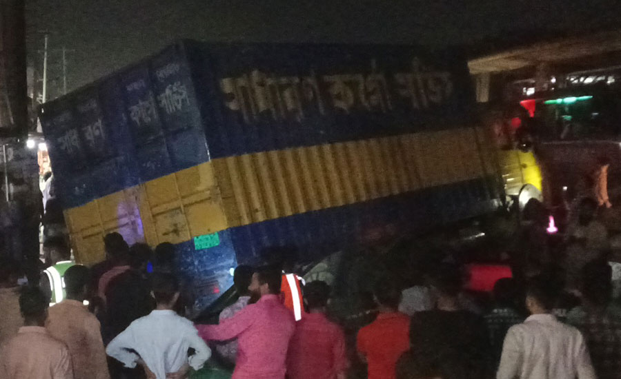 ঢাকনাবিহীন ম্যানহোলে কভার্ডভ্যান আটকা, মহাসড়কে ৪৫ মিনিট যান চলাচল ব্যাহত