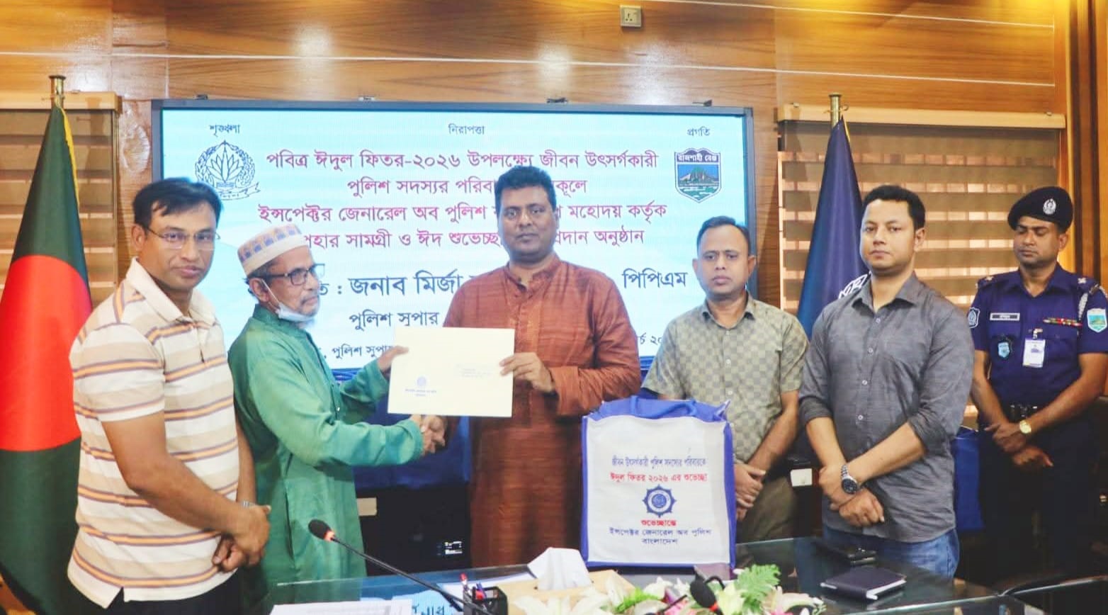 বগুড়ায় জীবন উৎসর্গকারী পুলিশ সদস্যদের পরিবারে ঈদ উপহার বিতরণ
