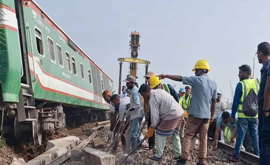 শেষ হয়নি নীলসাগরের বগি উদ্ধার কার্যক্রম, বিকল্প ট্রেনে যাতায়াত