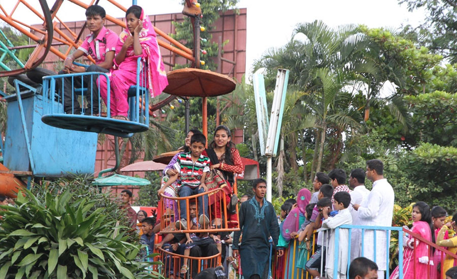 রাজধানীর বিনোদন কেন্দ্রগুলোতে উপচেপড়া ভিড়