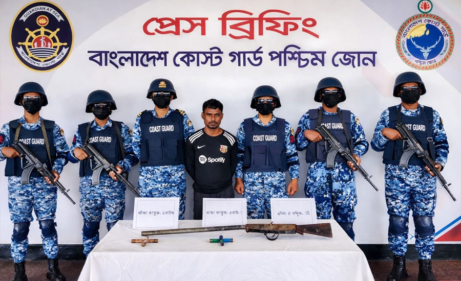 মোংলায় অস্ত্র ও গুলিসহ বনদস্যু ছোট সুমন বাহিনীর সদস্য আটক