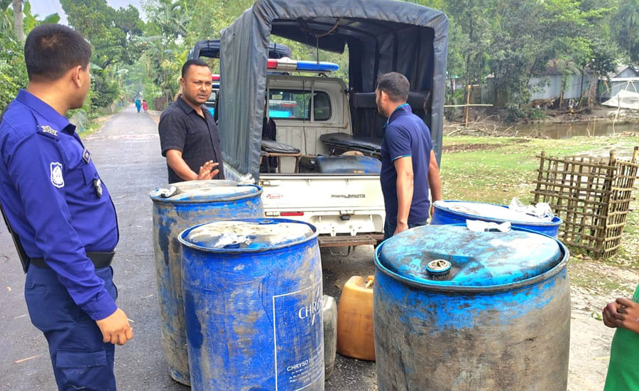 ভূরুঙ্গামারীতে খোলাবাজারে অধিক মূল্যে জ্বালানি তেল বিক্রি, পুলিশের অভিযান
