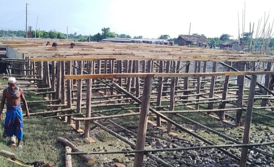 কপোতাক্ষ নদের উপর শালিখা সেতু পাঁচ বছরেরও শেষ হয়নি: ঠিকাদার শ্রমিক উধাও 