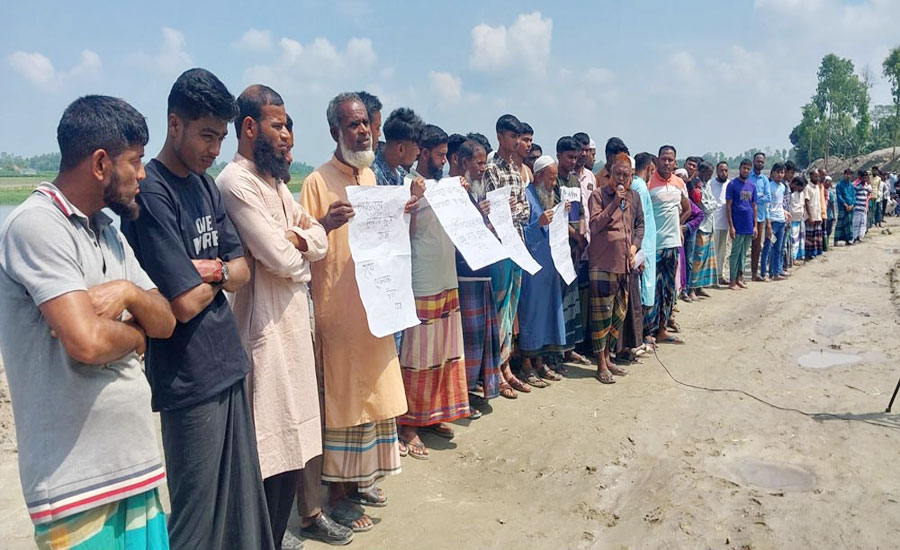 নাগেশ্বরীতে  দুধকুমার নদীর বাঁধ নির্মাণ কাজে অনিয়মের প্রতিবাদে মানববন্ধন