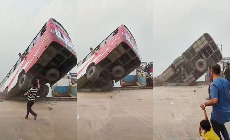 দৌলতদিয়ায় ফেরিতে ওঠার সময় যাত্রীবাহী বাস উল্টে নদীতে, হতাহতের শঙ্কা