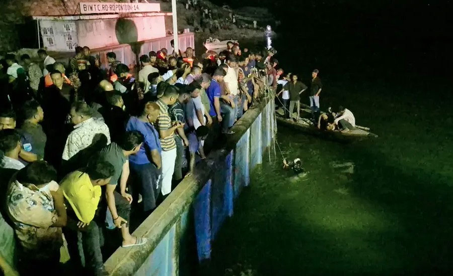 বাস উল্টে নদীতে : ২ জনের মরদেহ উদ্ধার, ১১ জন জীবিত উদ্ধার, বাসে ছিল ৪৫ জন