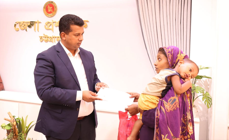 মানবিকতায় অনুপ্রেরণা হয়ে উঠছেন চট্টগ্রামের ডিসি জাহিদ