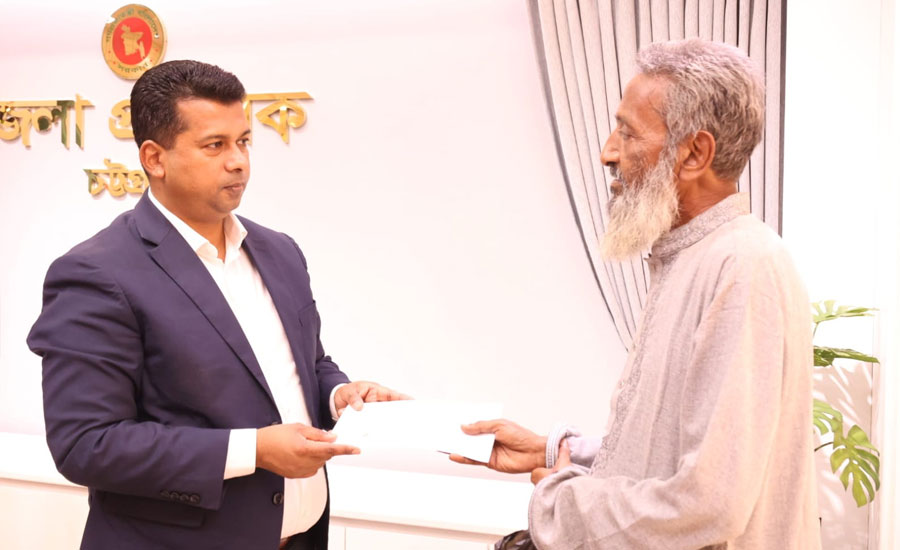 মানবিকতায় অনুপ্রেরণা হয়ে উঠছেন চট্টগ্রামের ডিসি জাহিদ