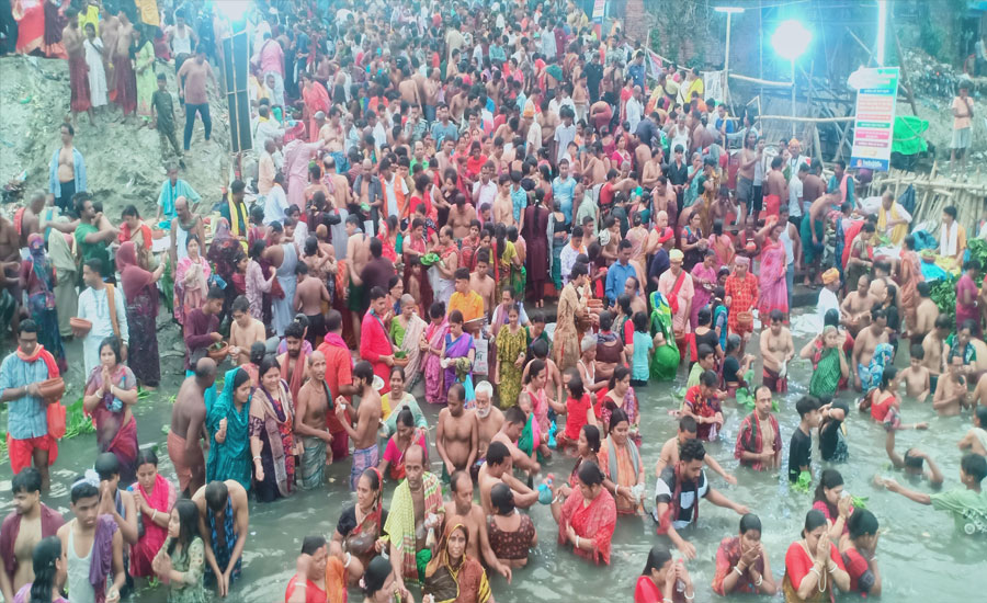 মাহাষ্টমী লাঙ্গলবন্দে ঐতিহ্যবাহী স্নানোৎসব শুরু, পুণ্যার্থীদের ঢল 