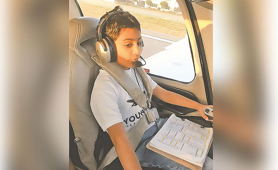 ১১ বছর বয়সেই উড়োজাহাজ চালিয়ে বিস্ময় ছড়াল কিশোর