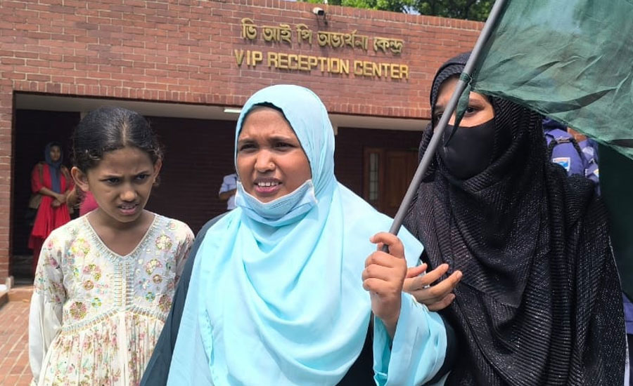 জাতীয় স্মৃতিসৌধে নারীর ‘জয় বাংলা’ স্লোগান, অতঃপরins class=