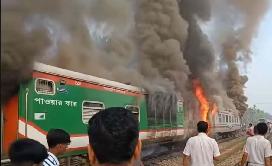 ঢাকাগামী চট্টলা এক্সপ্রেসে ভয়াবহ আগুন: রক্ষা পেয়েছেন ৯০০ যাত্রী