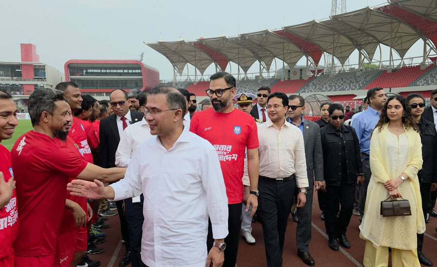 মেয়েকে নিয়ে ফুটবল মাঠে তারেক রহমান