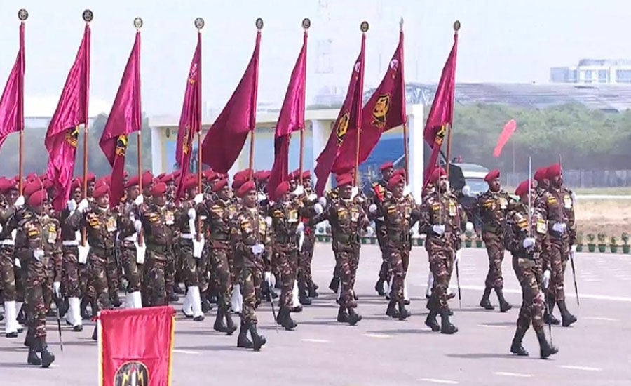 জাঁকজমকপূর্ণ কুচকাওয়াজে স্বাধীনতা দিবস উদযাপন