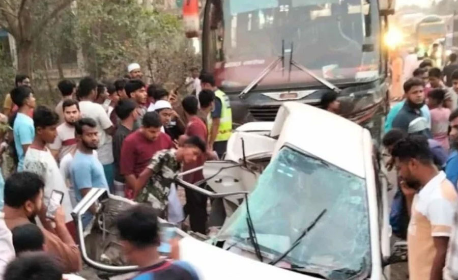 প্রাইভেটকারে বাসের ধাক্কা, নারী-শিশুসহ কুমিল্লায় নিহত ৪