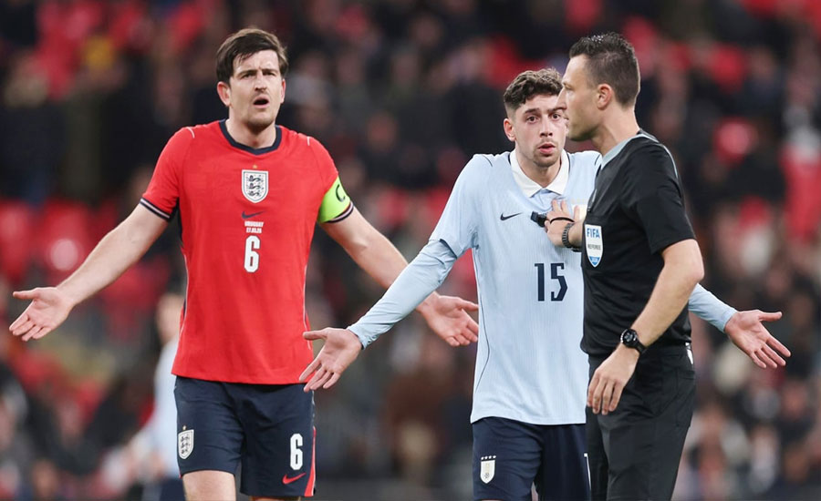 হলুদ কার্ড বিতর্কের ম্যাচে উরুগুয়ের বিপক্ষে জয়বঞ্চিত ইংল্যান্ড