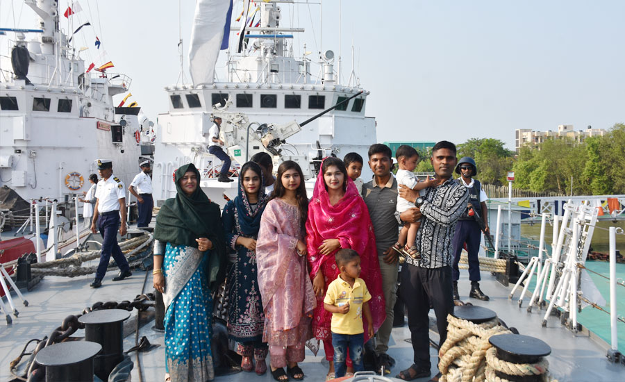 মোংলায় কোস্টগার্ডের যুদ্ধজাহাজ 