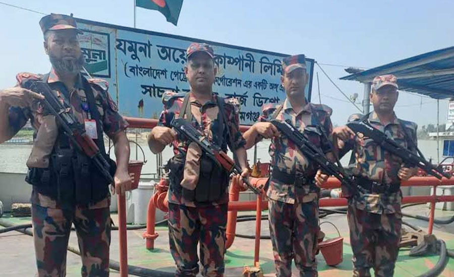 শৃঙ্খলা রক্ষায় তেলের ডিপোতে বিজিবি মোতায়েন