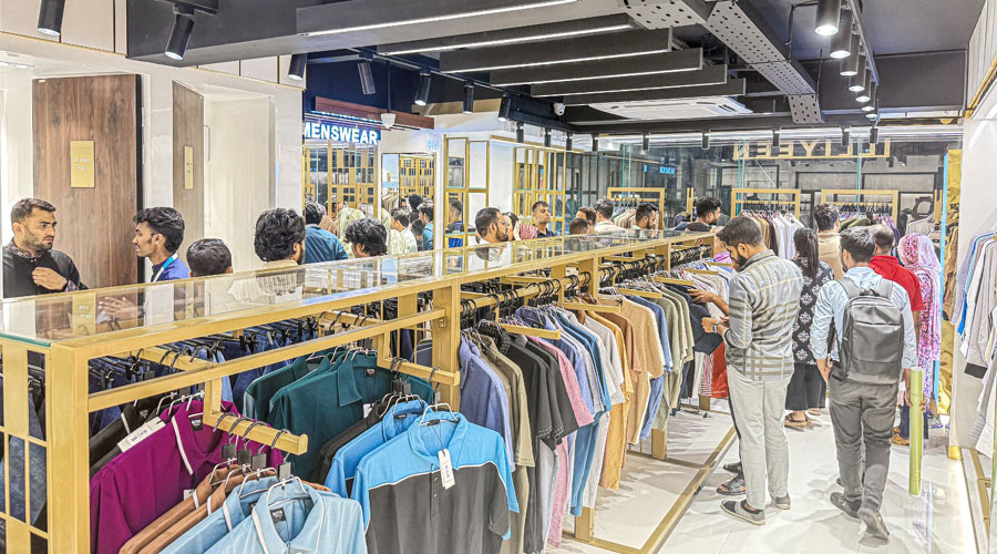 তিন জেলায় ইল্লিয়ীনের ফ্ল্যাগশিপ স্টোর চালু 