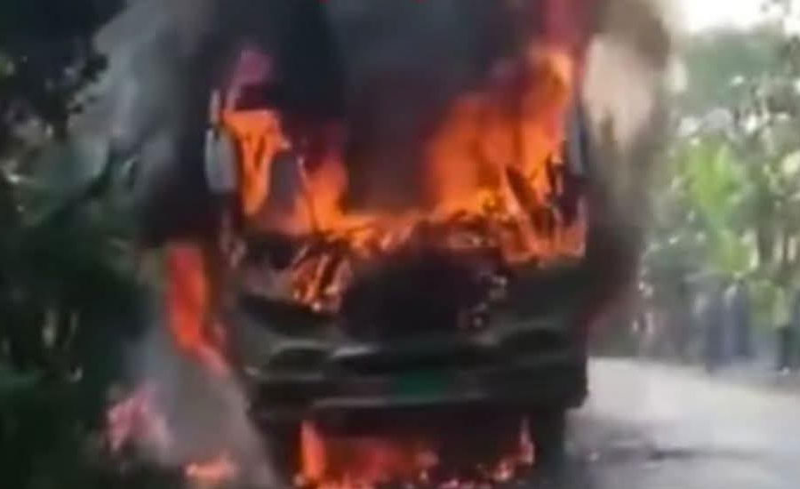 যশোরে চলন্ত বাসে ভয়াবহ আগুন অল্পের জন্য রক্ষা পেলেন অর্ধশত যাত্রী