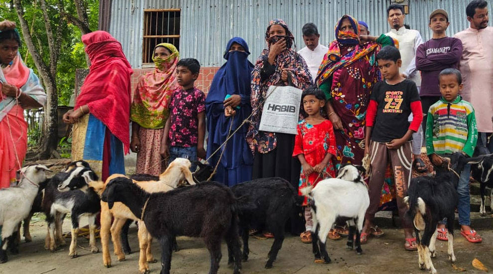 ফুলবাড়ীতে দুস্থদের মাঝে ছাগল বিতরণ, স্বাবলম্বী করার উদ্যোগ সিডোর