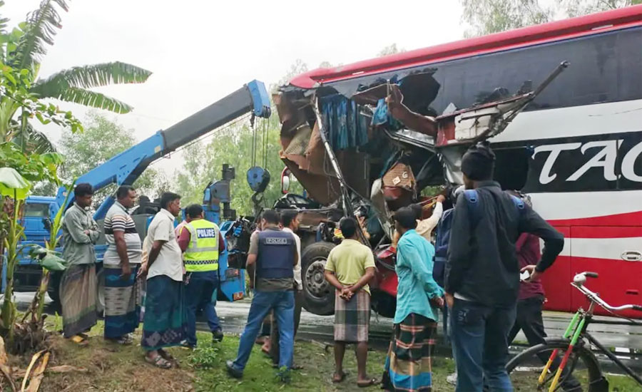 দাঁড়িয়ে থাকা ট্রাকে স্লিপার বাসের ধাক্কা, নিহত ২