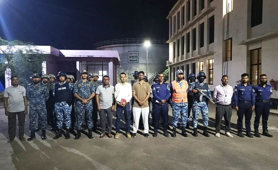 মোংলায় কোস্টগার্ডের নেতৃত্বে যৌথ অভিযানে ১২ হাজার ৬১৩ লিটার জ্বালানি তেল জব্দ