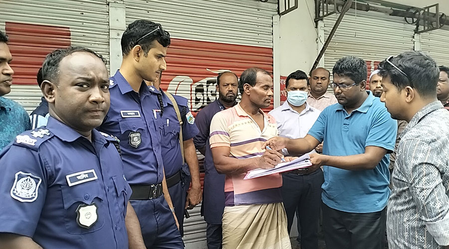 বাগমারায় দোকানে তেল মজুদ করে বেশি দামে বিক্রি, ভ্রাম্যমান আদালতে জরিমানা 