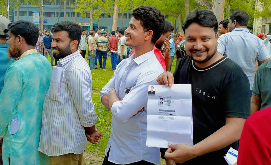 দামুড়হুদায় সকাল থেকে ফুয়েল কার্ড বিতরণ শুরু