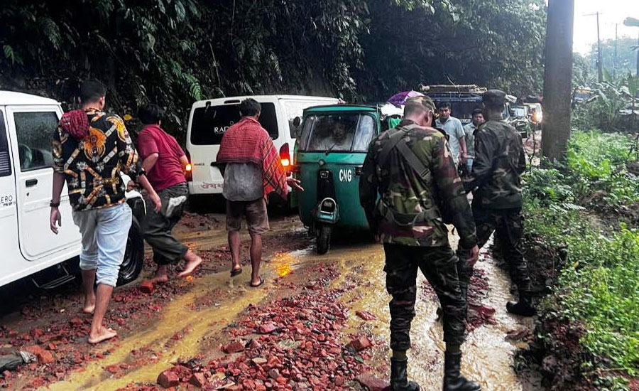 দীঘিনালায় আকস্মিক বৃষ্টিতে যান চলাচল বন্ধ, স্বাভাবিক করতে মাঠে সেনাবাহিনী
