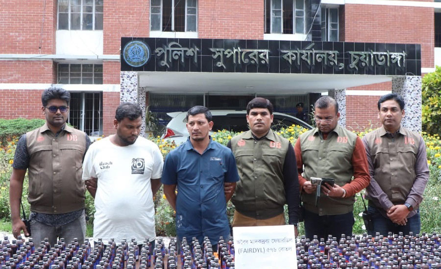 চুয়াডাঙ্গায় ডিবির অভিযানে ১৪ লাখ টাকার মাদক জব্দ, প্রাইভেটকারসহ আটক ২