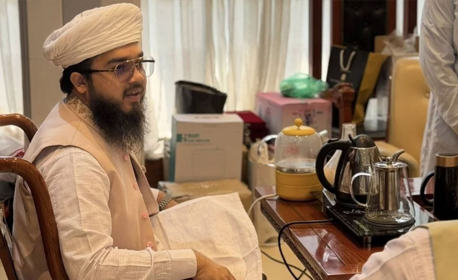 সংসদে নামাজ পড়তে গিয়ে জুতা খোয়ালেন এমপি হানজালা