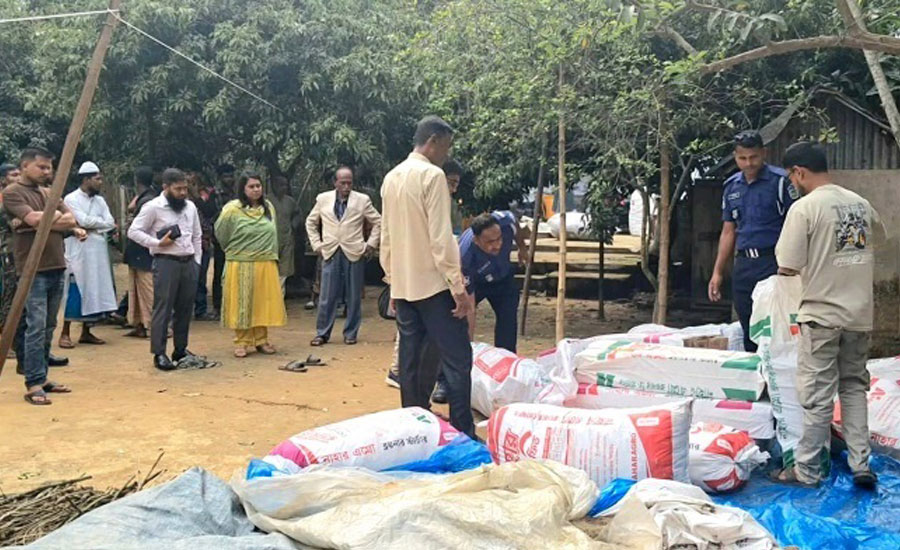 দুর্গাপুরে বিপুল পরিমাণ ভারতীয় চোরাই পণ্য জব্দ