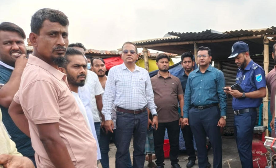 সোনারগাঁয়ে অবৈধ ব্যাটারি কারখানা গুড়িয়ে দিয়েছে প্রশাসন 