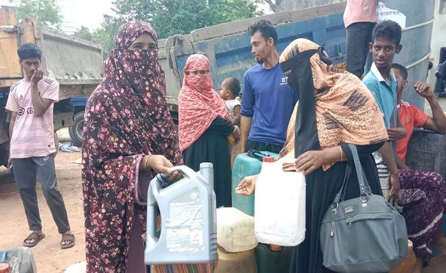 স্বামীর কাজে সহযোগিতায় পাম্পে নারীরা