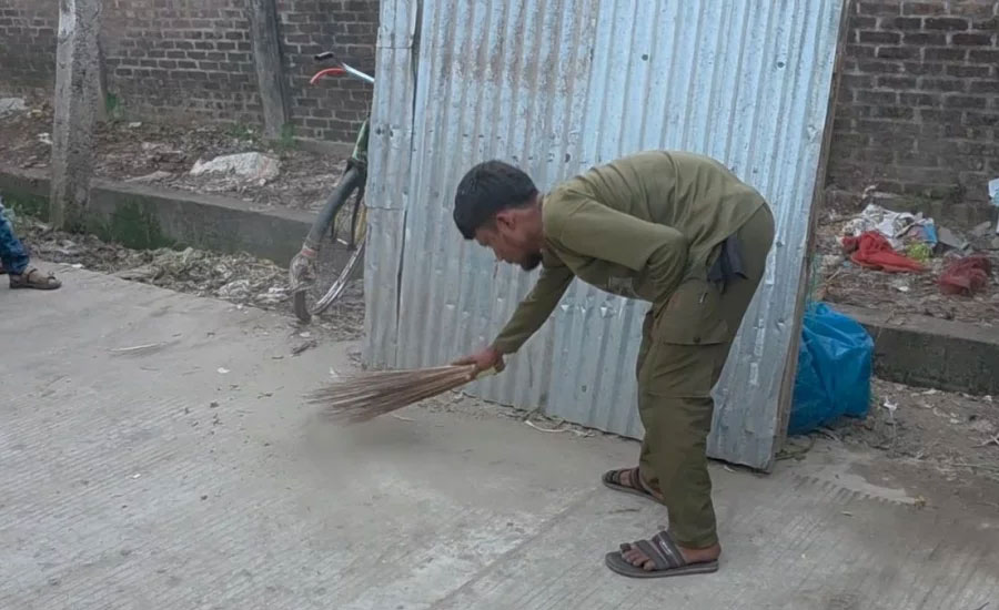চোরকে দিয়ে ১ কিলোমিটার রাস্তা ঝাড়ু দেয়ালেন এলাকাবাসী